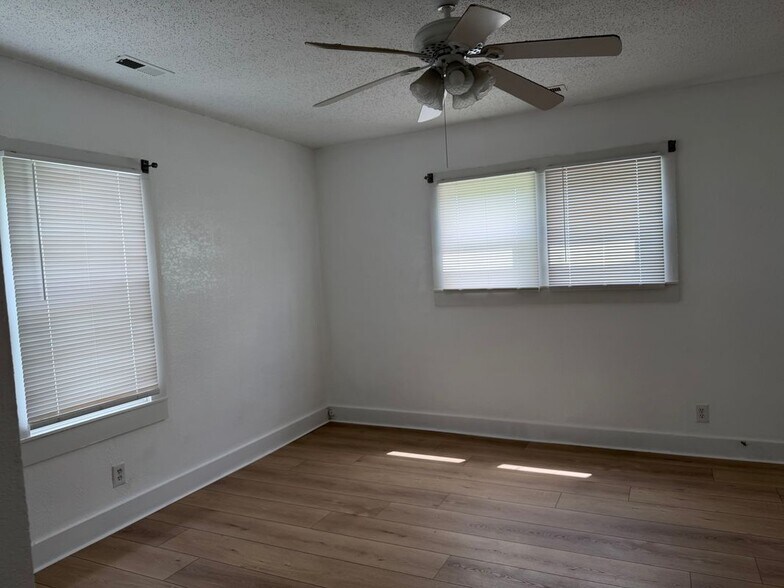 Building Photo - 308 S Lillian Ave