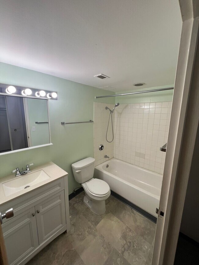 Building Photo - Fantastic Studio in The Metropolitan Condos