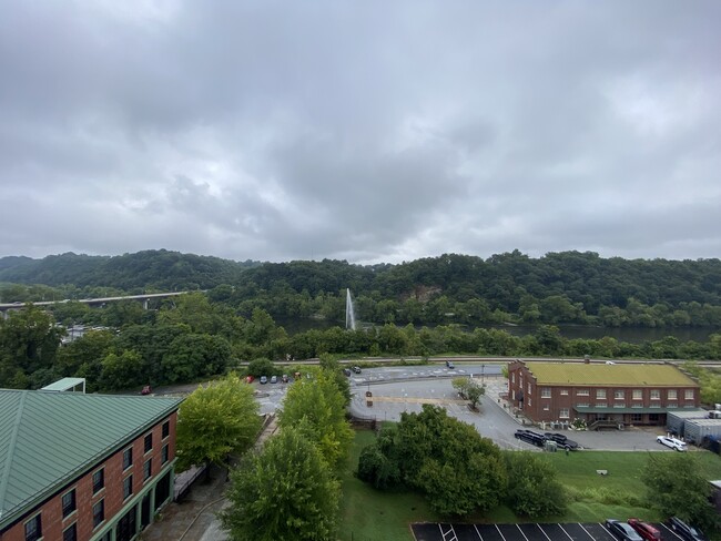 Overlooking riverfront and mountains - 901 Jefferson St