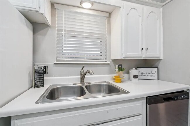 Building Photo - 11417 N May Ave