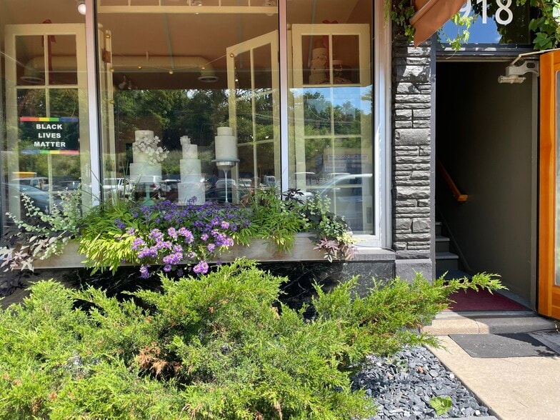 Picturesque entryway landscaping - 918 N Main St