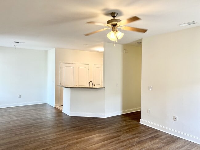 Building Photo - 43225 Creek Cir