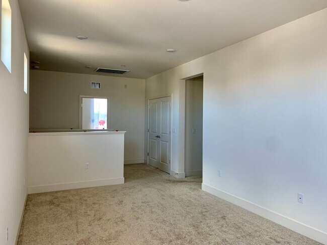 Building Photo - 4 Bedroom Home in Hollister with 3 Full Bathrooms and Central A/C