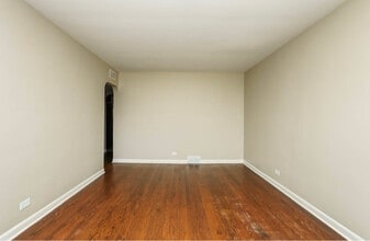 Building Photo - 10114 S California Ave