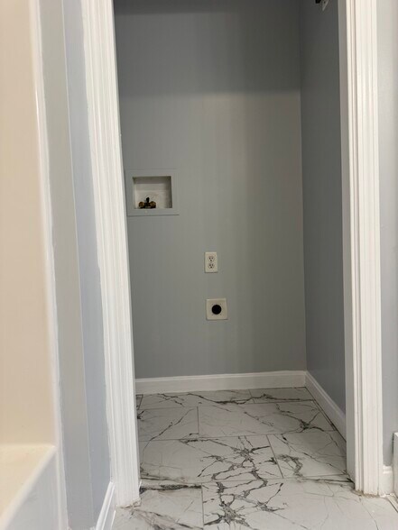 Building Photo - 374 River St