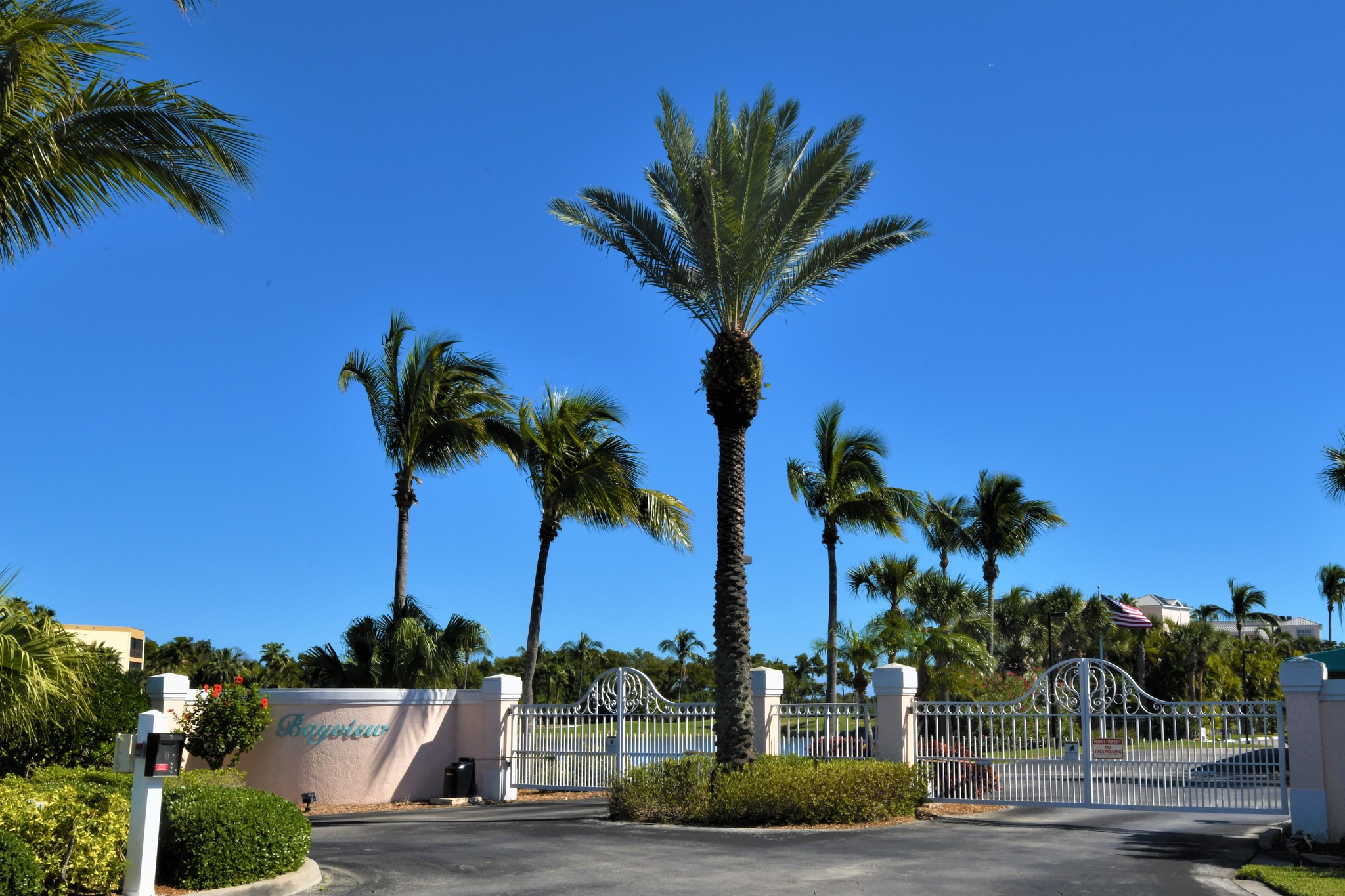 Quiet secluded gated community, with mostly c - 5799 NE Island Cove Way