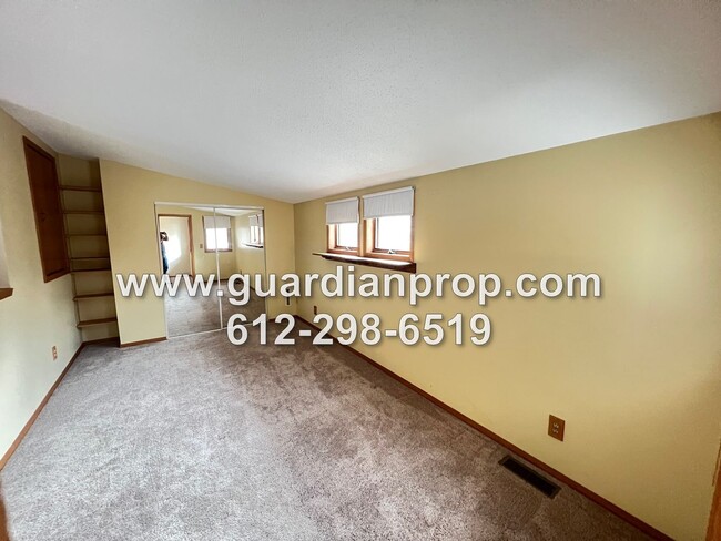 Building Photo - Split Level Townhouse Available May 1st on...