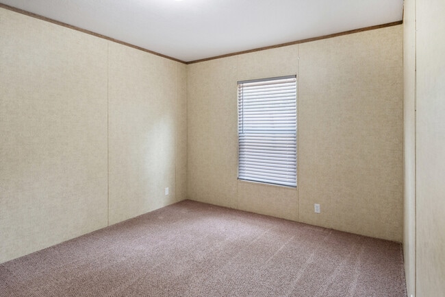 Building Photo - 204 Wild Flower Dr