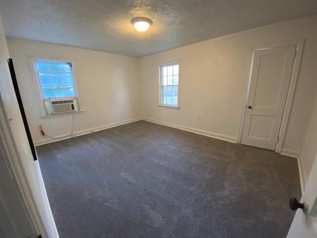 Building Photo - 2109 Thomas Ave