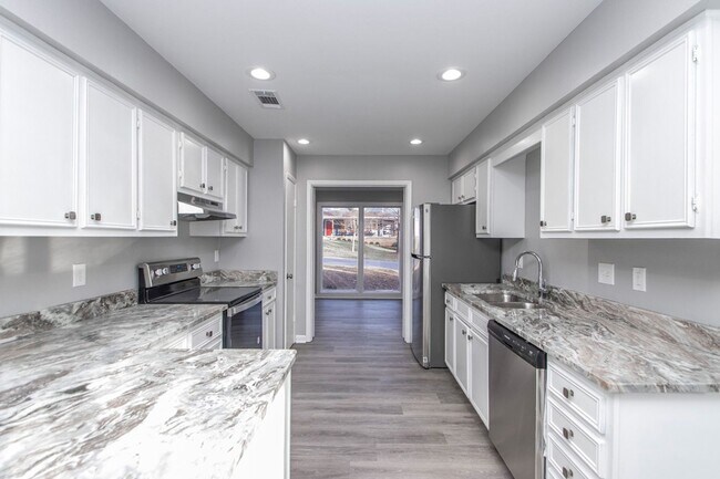 Building Photo - 20 Laver Cir
