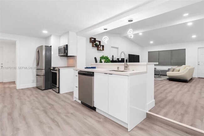 Building Photo - 658 SW 1st Ct