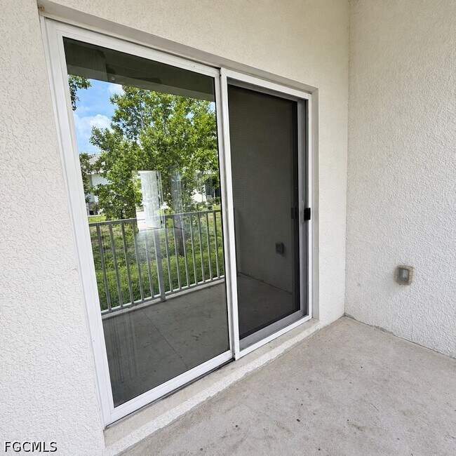 Building Photo - 3325 SW 8th Pl
