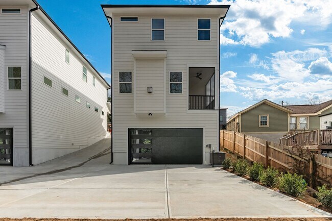 Building Photo - Gorgeous 4-bedroom, 4-bathroom Modern Home Durham, NC