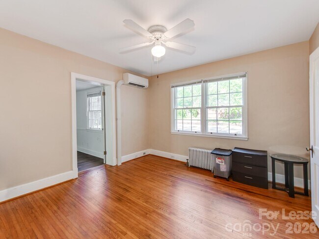 Building Photo - 1209 Oakwood Ave