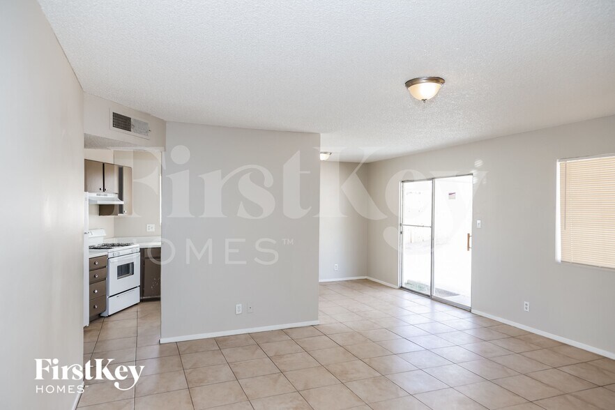 Building Photo - 5265 Saratoga Dr