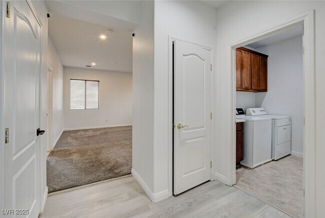 Building Photo - 8125 Chestnut Hollow Ave