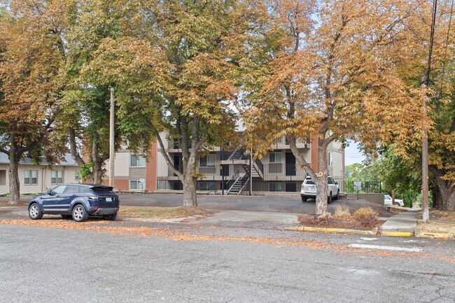 Building Photo - Renovated 5 Bed, 2 Bath House + Office EWU Off Campus Housing! AVAILABLE 7/20!