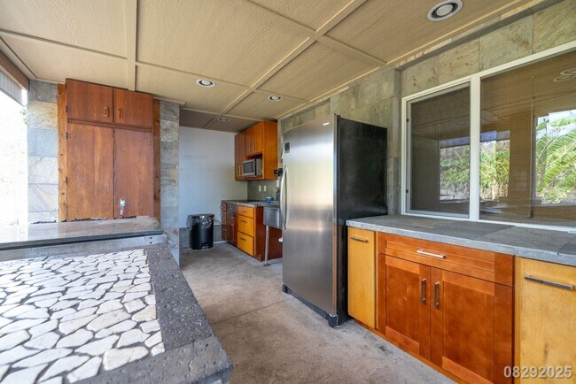 Building Photo - 3 Bedroom 3 Bathroom pet negotiable SFH in...