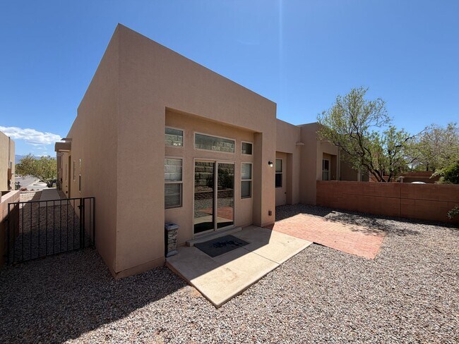 Building Photo - Beautiful Luxury Single Story Town Home Available Near Coors Blvd NW & Dellyne Ave NW!