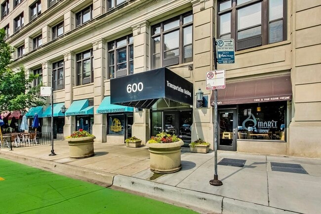 Building Photo - 600 S Dearborn St