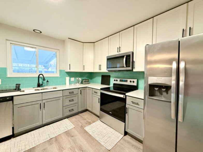 Building Photo - 9989 Dodge Dr