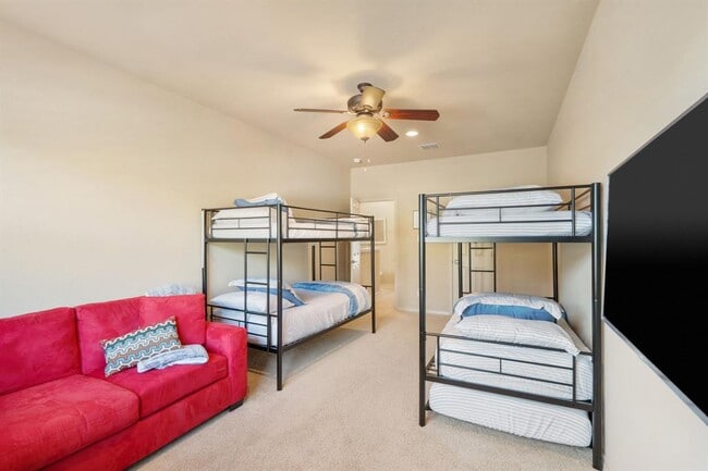 Building Photo - 970 Parkview Dr