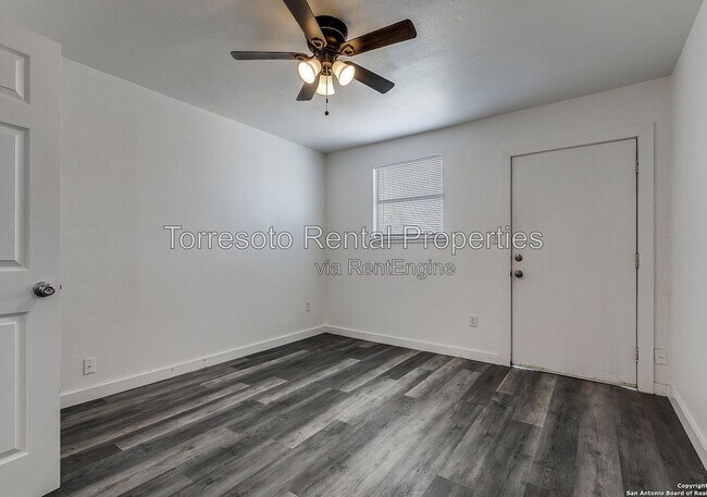 Building Photo - 611 Rochambeau St