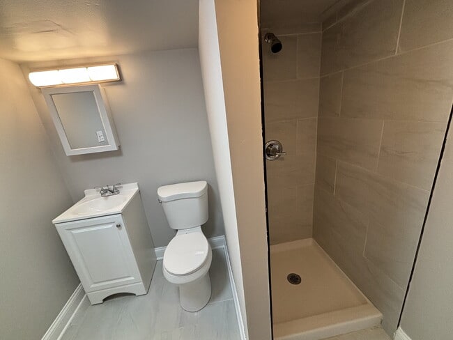 Building Photo - Charming 4-bed House in Gary!