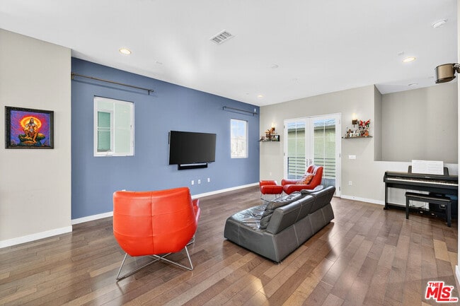 Building Photo - 5933 W Luna Park