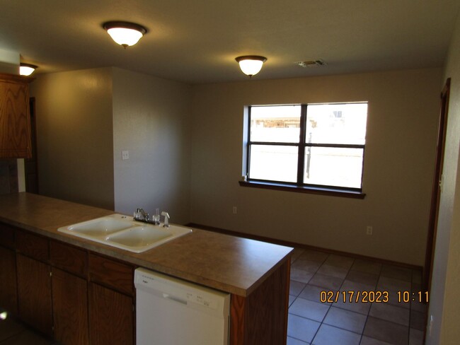 Building Photo - Crown Pointe Area!! PETS ARE NEGOTIABLE WI...