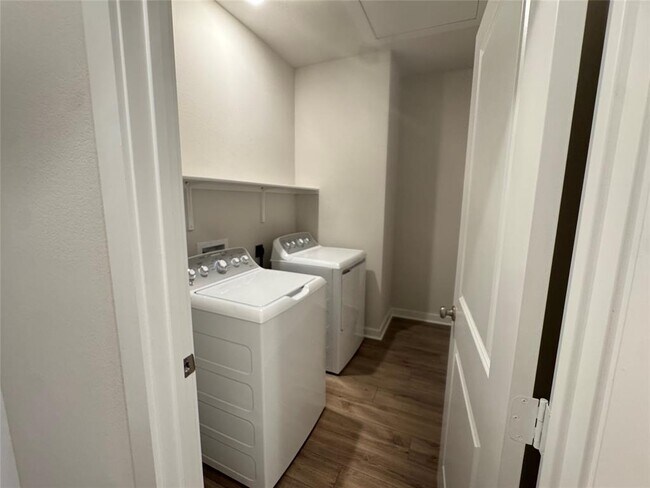 Building Photo - 105 Sorghum Dr