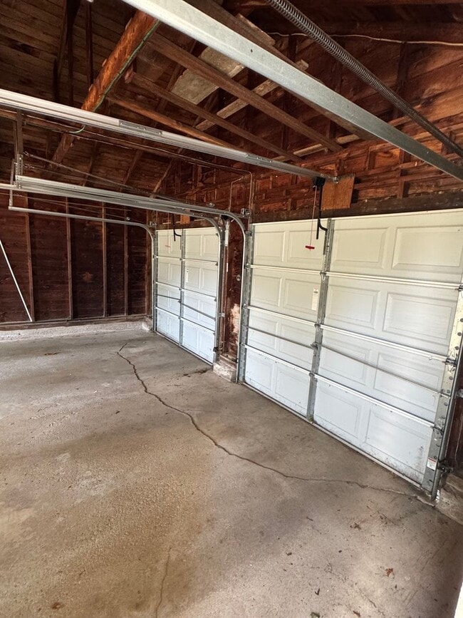Building Photo - 2BR/1B House with Attached Garage for Rent!