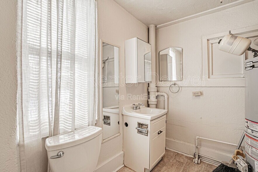 Building Photo - 2033 S Clayton St