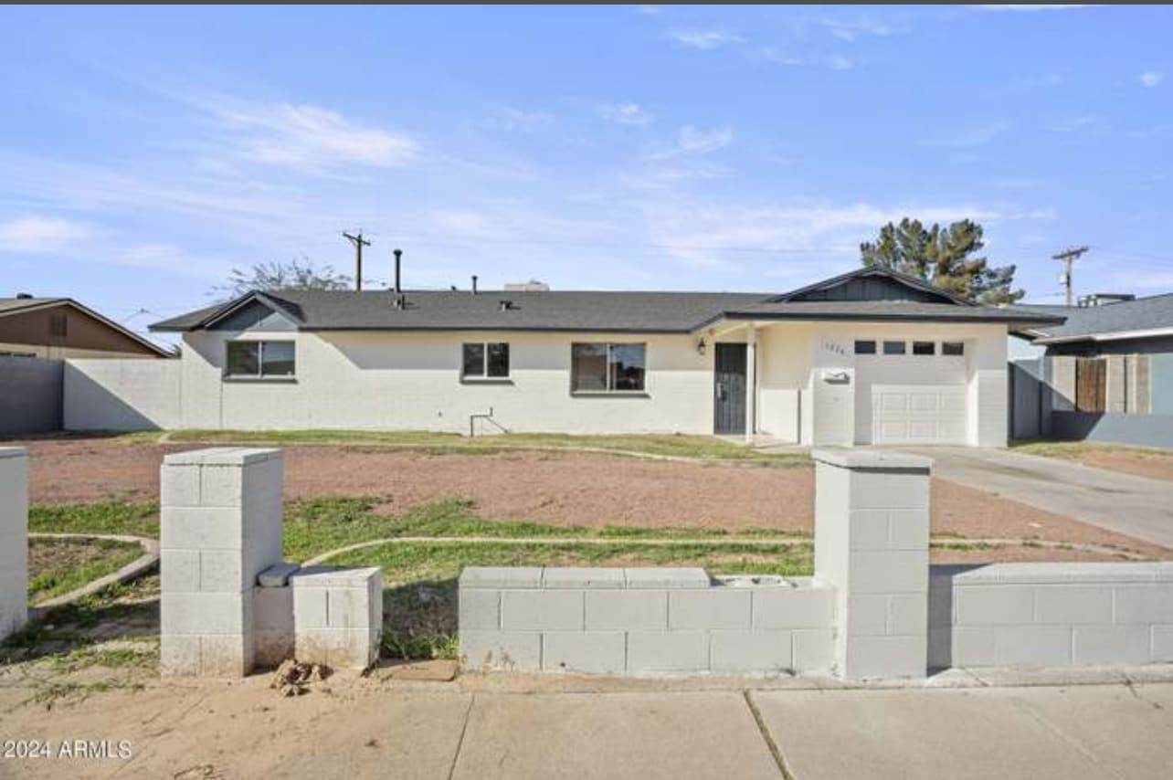 Front view of home - 6228 W Cheery Lynn Rd