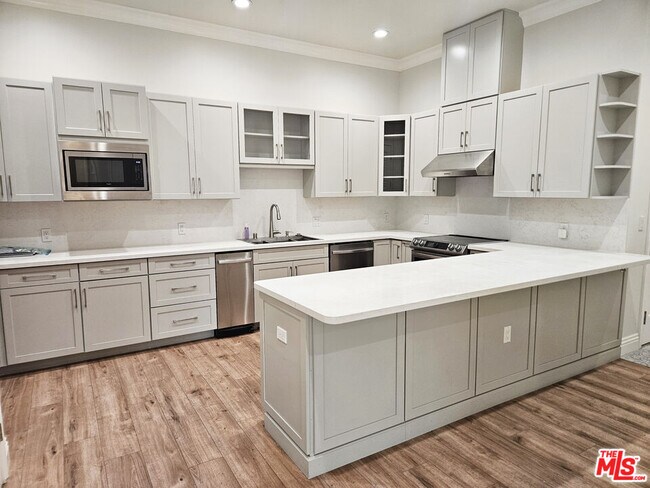 Building Photo - 944 S Serrano Ave