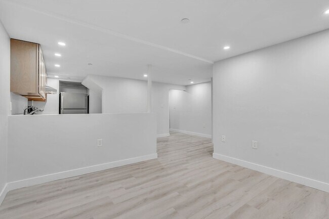 Building Photo - 74 Ruthven St