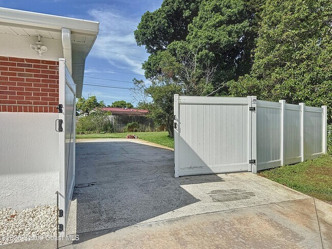Building Photo - 205 Bimini Dr