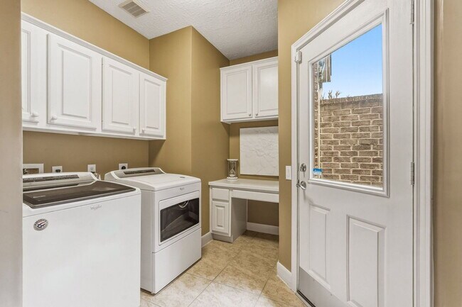 Building Photo - 23915 Hamptonshire Ln