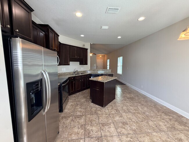 Building Photo - 2492 Bentridge Dr W