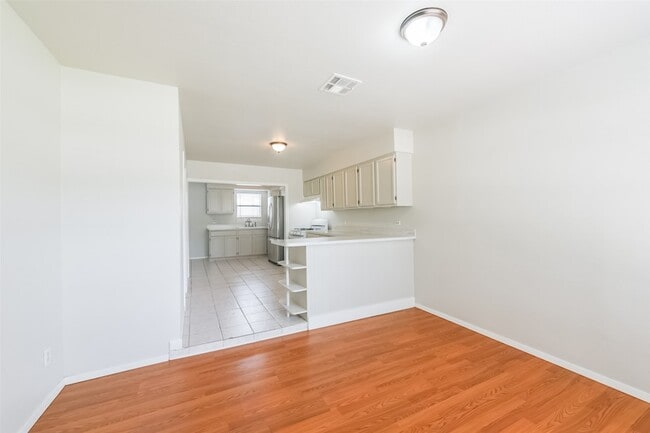 Building Photo - 5514 Vickita Dr