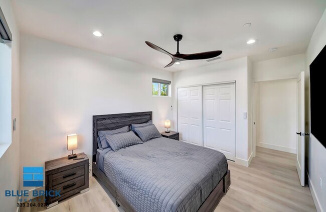 Building Photo - 5841 Vanalden Ave