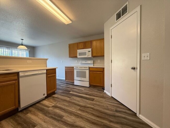 Building Photo - Stylish Comfort and Modern Living in the H...