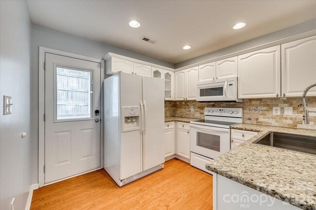 Building Photo - 2052 Shady Pond Dr