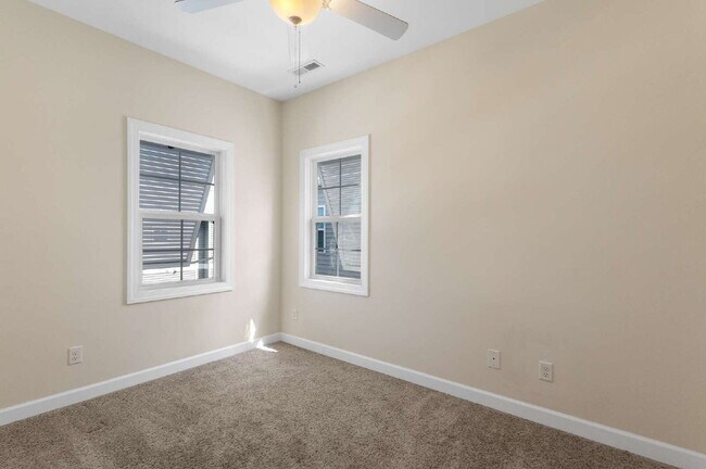 Building Photo - Coastal Comfort Awaits: Spacious 3-Bed, 3-Bath Townhouse in Surf City!
