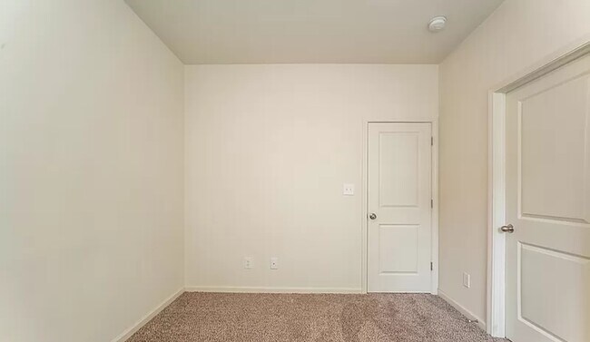 Building Photo - 15268 Royal Grove Dr