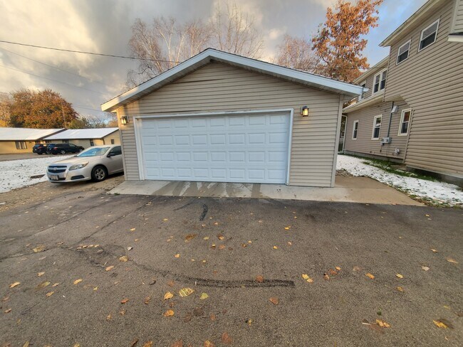 Garage - 563 W Scott St