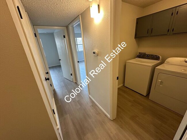 Building Photo - Spacious and updated 2 bedroom 1 & 1/2 bat...