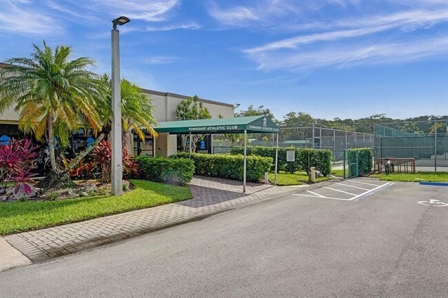 Building Photo - 2767 Carambola Cir S