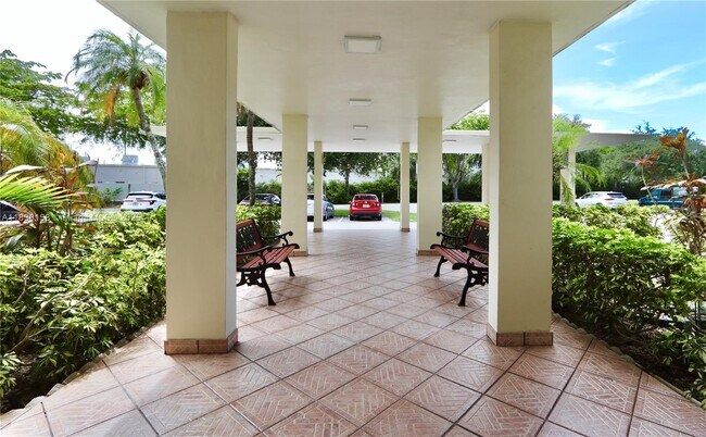 Building Photo - 2851 Leonard Dr