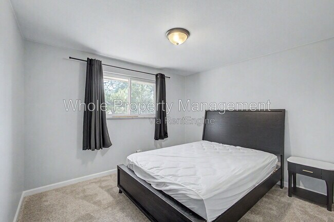 Building Photo - 3404 S Clinton Ct